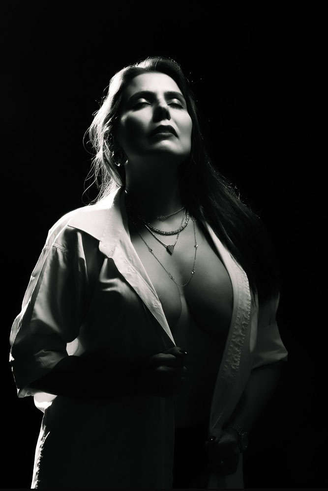 Fotografia de mulher sensual em preto e branco