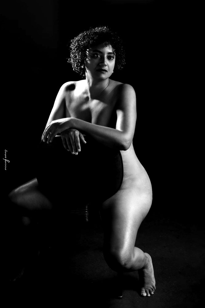 Fotografia de nu artístico feminino em preto e branco em Lagoa Santa MG