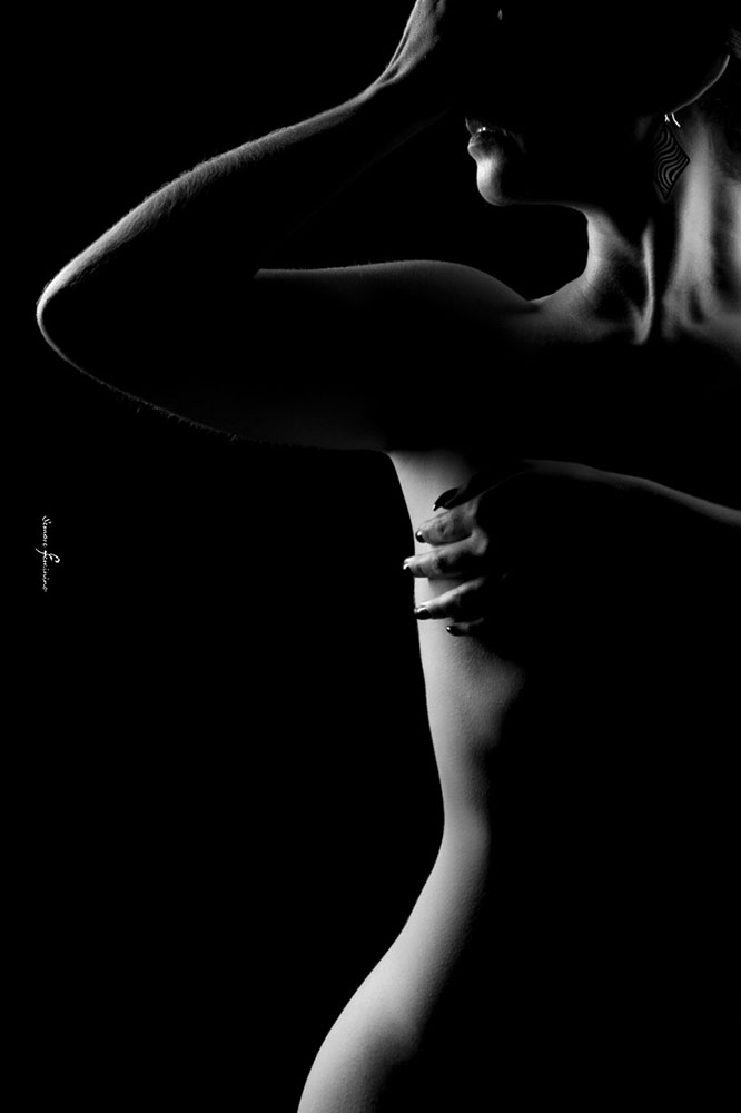 Nu artístico feminino em preto e branco no estúdio Sempre Feminino em Lagoa Santa MG