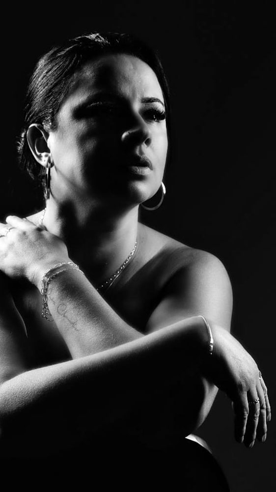 Fotografia de mulher sensual em preto e branco