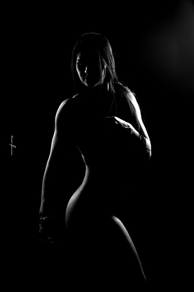 Fotografia autoral de nu artístico feminino em preto e branco na região de Belo Horizonte