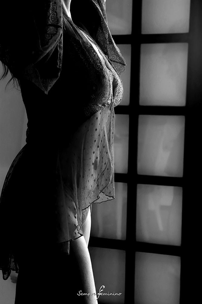 Ensaio fotografico nu conceitual Artistico luz e sombra Belo Hor Fotografia de mulher sensual em preto e branco