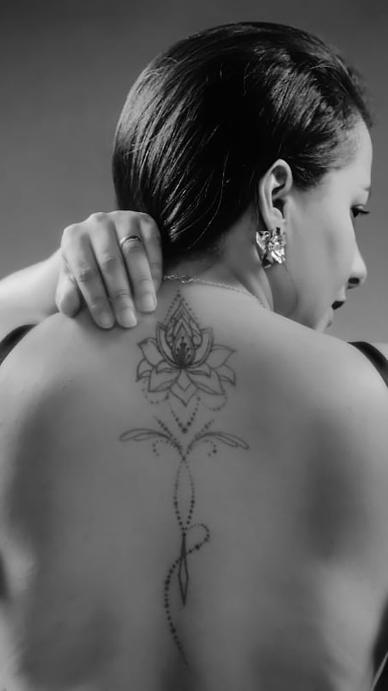 Fotografia de mulher sensual em preto e branco