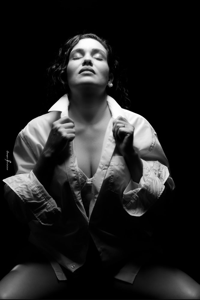 Ensaio boudoir em preto e branco de mulher 40+