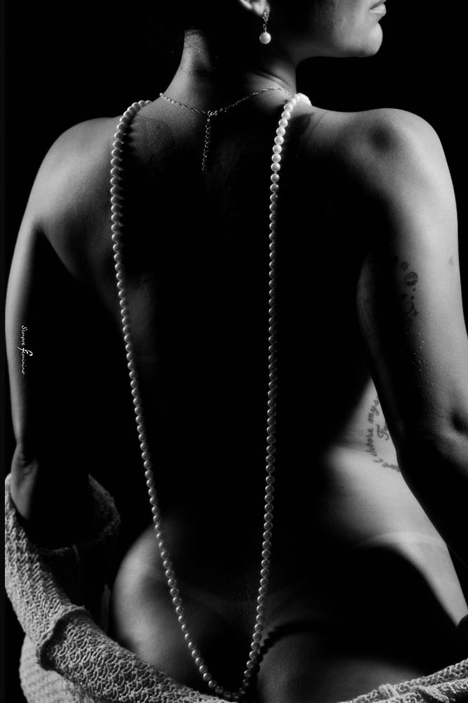 Fotografia de nu artístico feminino em preto e branco no estúdio Sempre Feminino na Grande BH