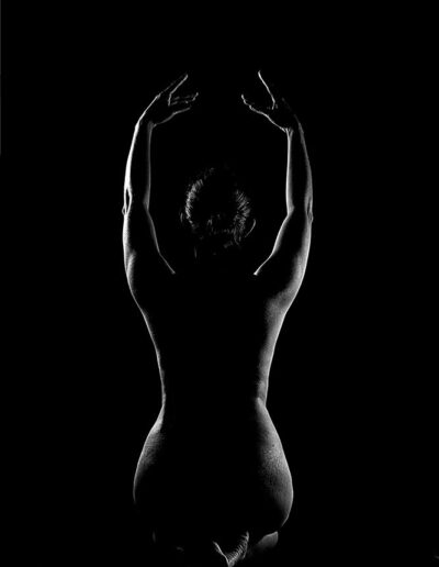 Nu artístico feminino em fotografia preto e branco valorizando a autoestima da mulher