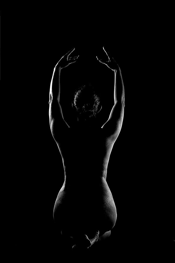 Nu artístico feminino em fotografia preto e branco valorizando a autoestima da mulher