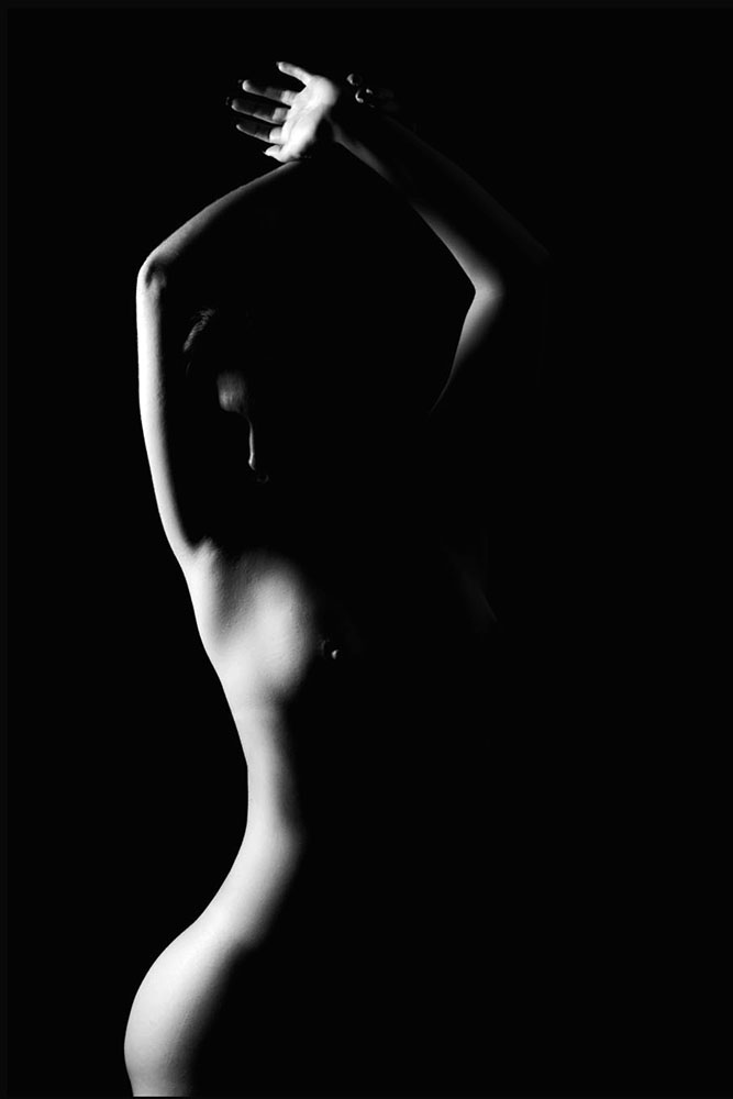 Ensaio de nu artístico feminino com iluminação low key no estúdio Sempre Feminino