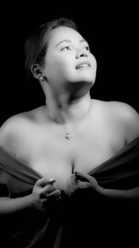 Fotografia de mulher sensual em preto e branco