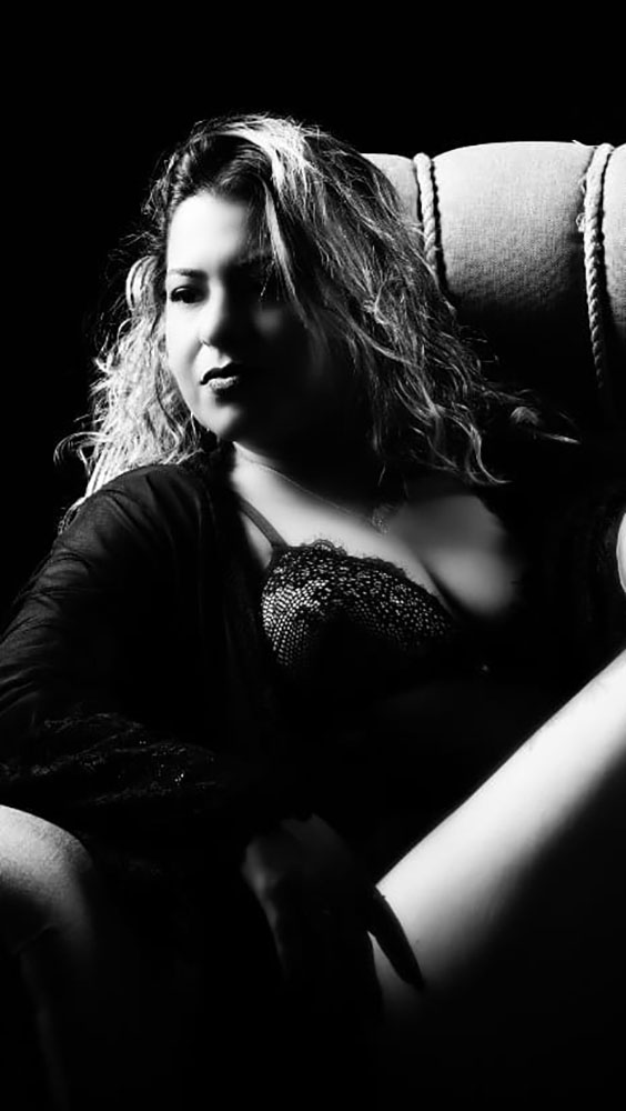 Fotografia de mulher sensual em preto e branco