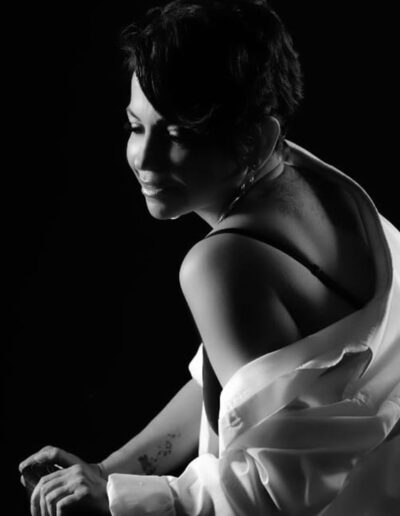 Fotografia de mulher sensual em preto e branco