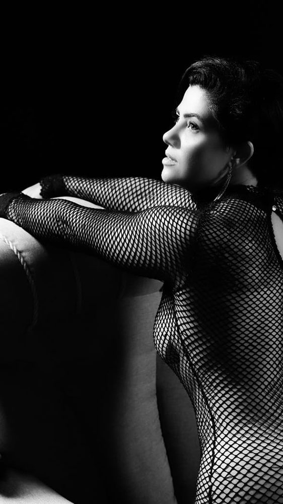 Fotografia de mulher sensual em preto e branco