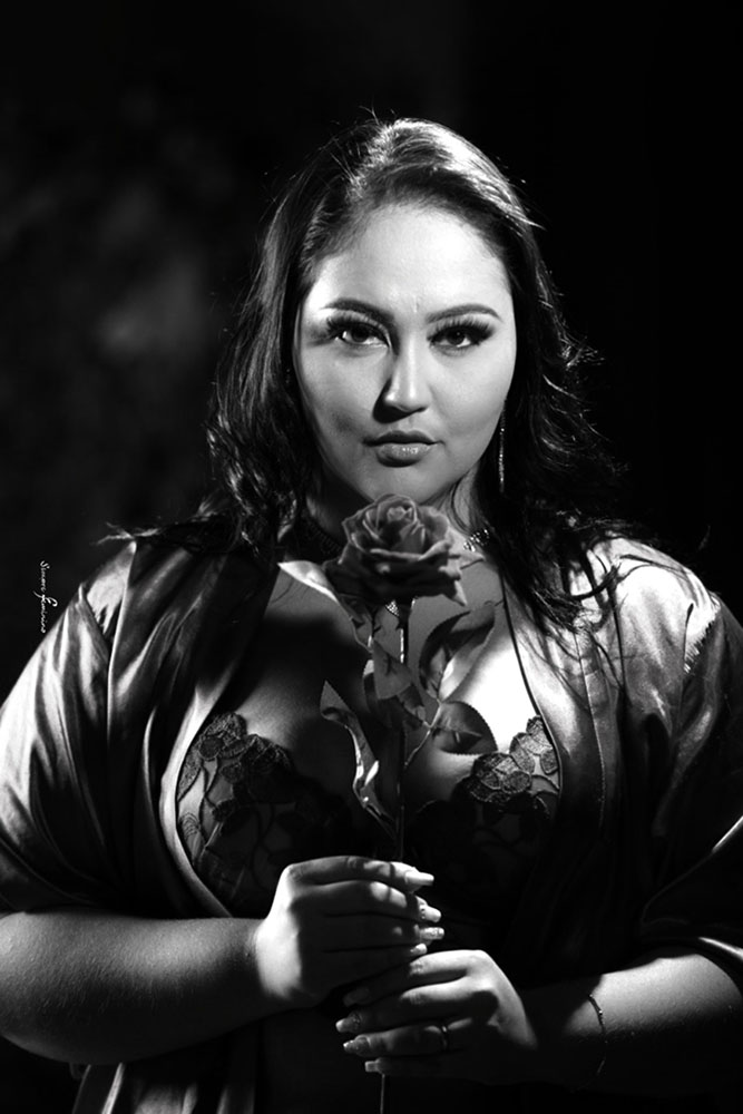 Ensaio Sensual Sempre Feminino Elegante em preto e branco