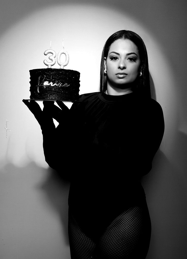 Retrato de mulher em Preto e branco, deitada em contra luz low key em Belo Horizonte