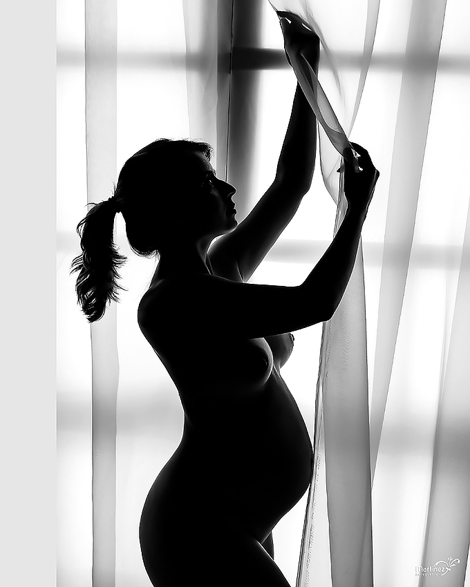 Retrato artistico feminino de gestante em Preto e Branco Ensaio Fotográfico Gestante Lagoa Santa em estúdio fotográfico